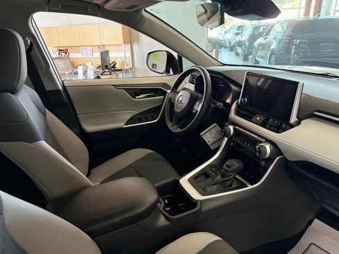 Used 2025 Toyota RAV4 XLE image 19
