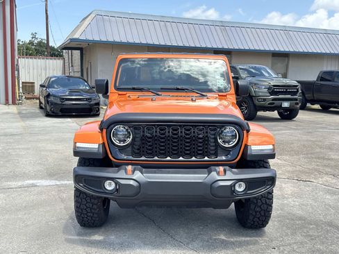 Used 2025 Jeep Gladiator Sport AWD/4WD image 2