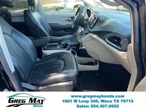 Used 2022 Chrysler Pacifica Touring-L FWD image 13