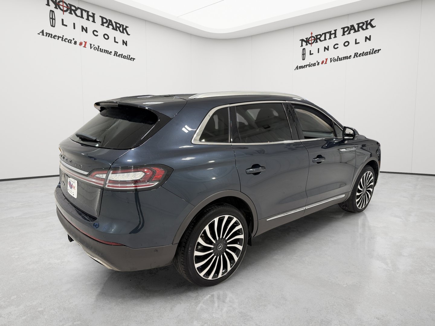 Used 2023 Lincoln Nautilus Black Label w/ Class II Trailer Tow Package AWD/4WD image 5
