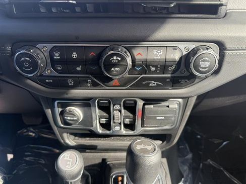 Used 2025 Jeep Wrangler Sahara image 23