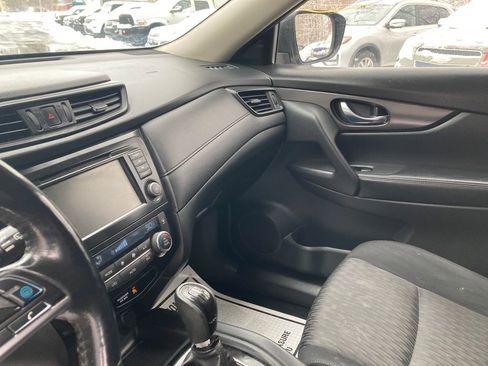 Used 2019 Nissan Rogue SV w/ Premium Package image 16