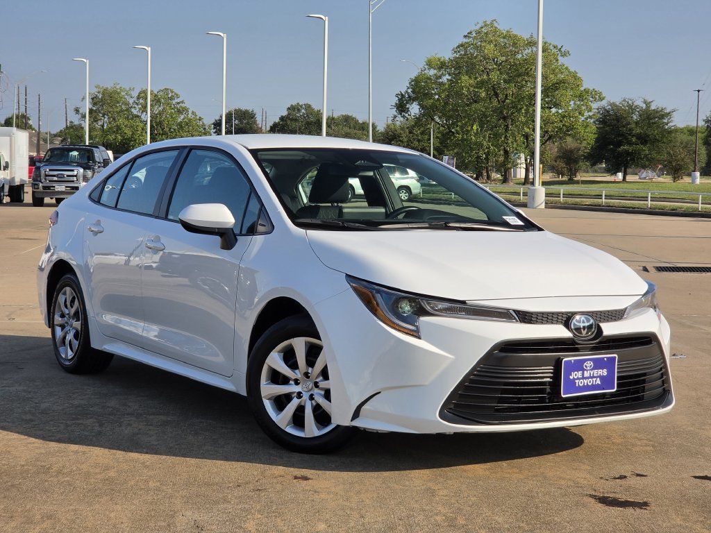 Used 2025 Toyota Corolla LE FWD image 2