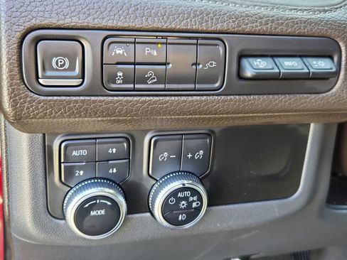 Used 2021 GMC Yukon Denali w/ LPO, Illumination Package AWD/4WD image 23