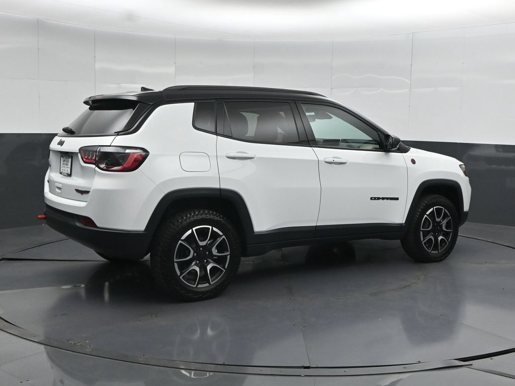 Used 2024 Jeep Compass Trailhawk AWD/4WD image 2