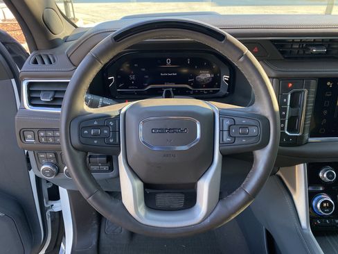 Used 2024 GMC Yukon Denali w/ Denali Reserve Package image 10