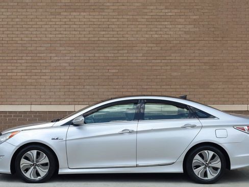 Used 2014 Hyundai Sonata Limited w/ Panoramic Sunroof Package 02 FWD image 2
