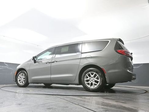 Used 2025 Chrysler Pacifica Select image 51