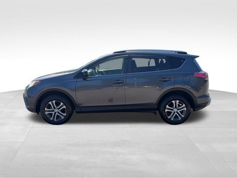 Used 2018 Toyota RAV4 LE FWD image 2