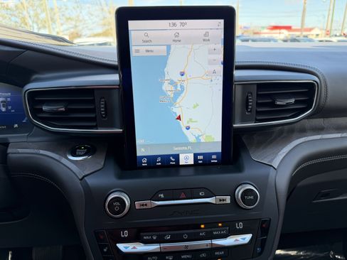 Used 2020 Ford Explorer Platinum w/ Premium Technology Package image 19