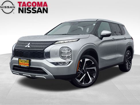 Used 2024 Mitsubishi Outlander SE image 1