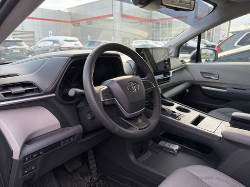 Used 2024 Toyota Sienna Limited image 24