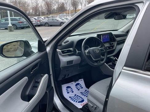Used 2023 Toyota Highlander LE image 14
