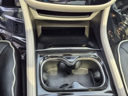 Used 2023 Chrysler Pacifica Limited FWD image 29