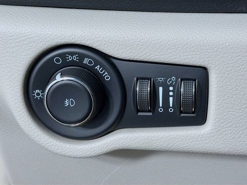 Used 2023 Chrysler Pacifica Touring-L FWD image 15