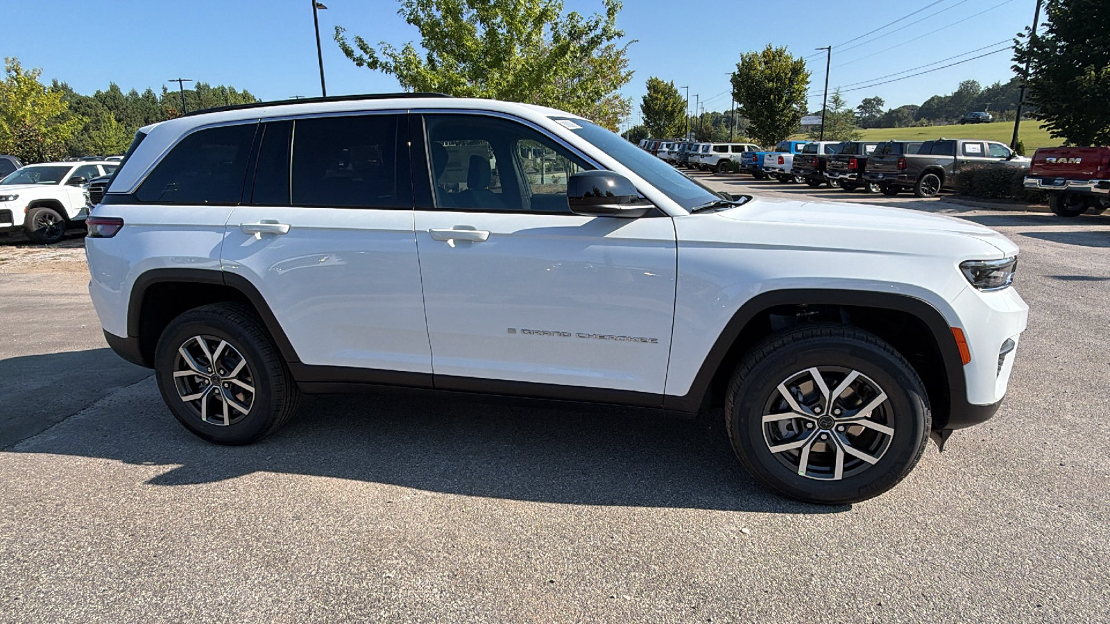 New 2027 Jeep Grand Cherokee Laredo RWD image 7