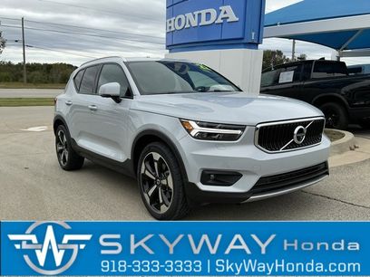 Used 2022 Volvo XC40 T5 Momentum w/ Premium Package