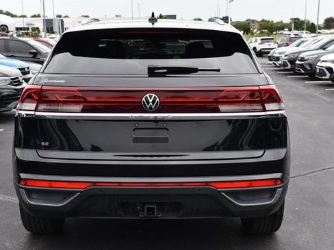 Used 2025 Volkswagen Atlas Cross Sport SE w/ Panoramic Sunroof Package FWD image 6