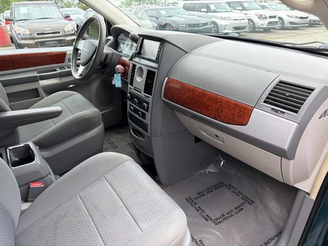 Used 2009 Chrysler Town & Country Touring w/ Entertainment Group #2 FWD image 27