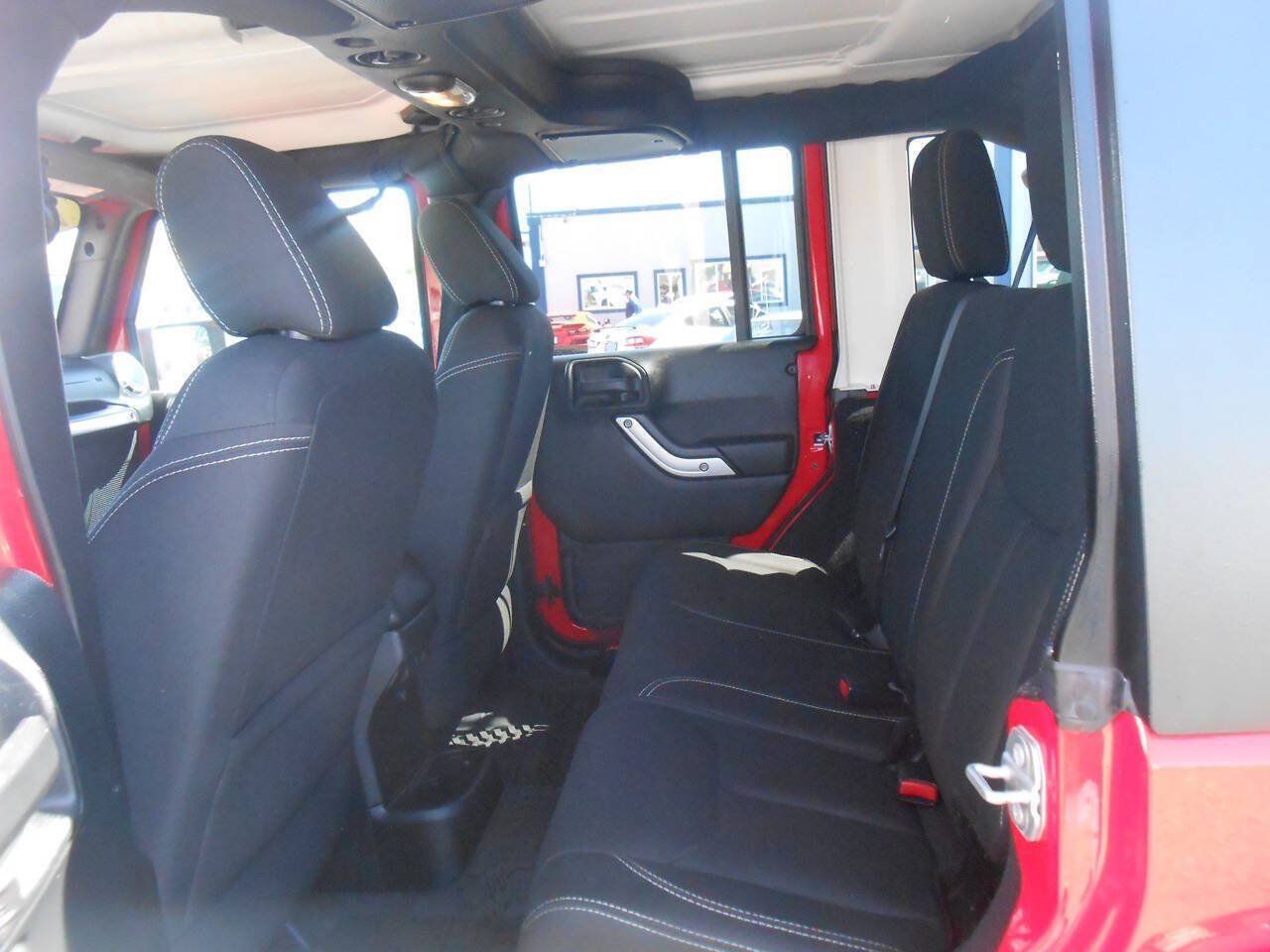 Used 2016 Jeep Wrangler Unlimited Sahara w/ Connectivity Group AWD/4WD image 9