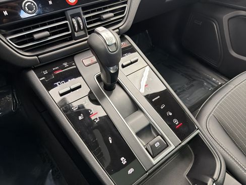 Used 2025 Porsche Macan AWD/4WD image 17