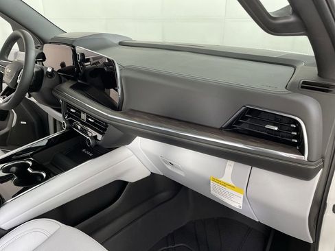 New 2025 Chevrolet Suburban Premier image 30