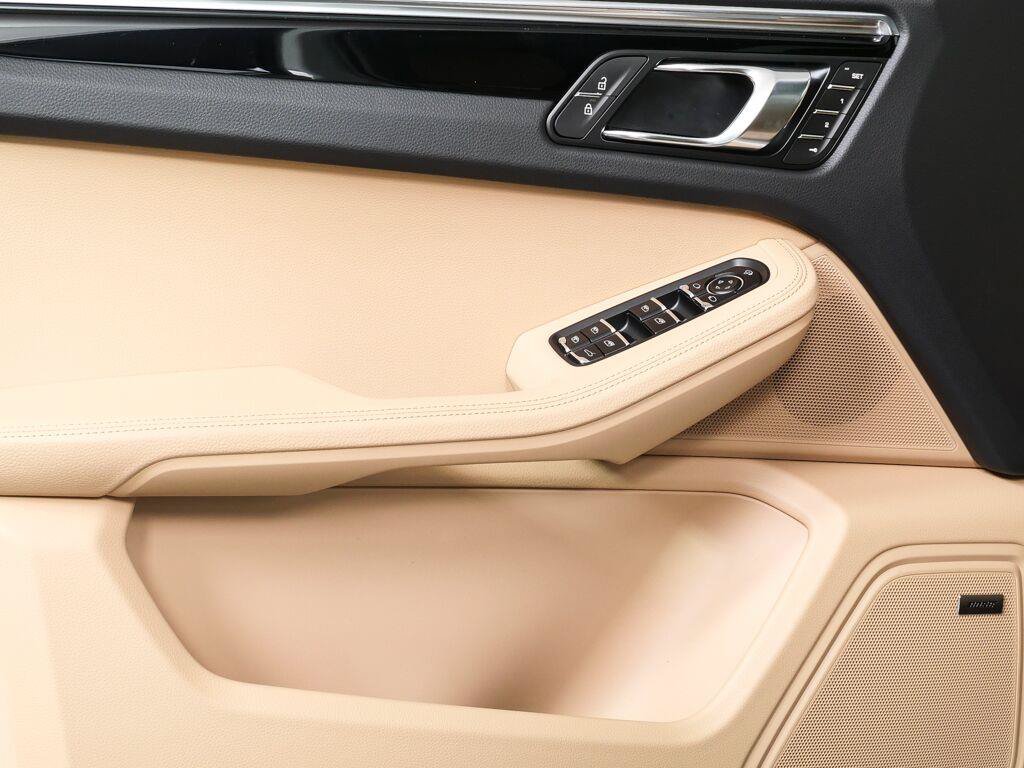 Certified 2026 Porsche Macan AWD/4WD image 6