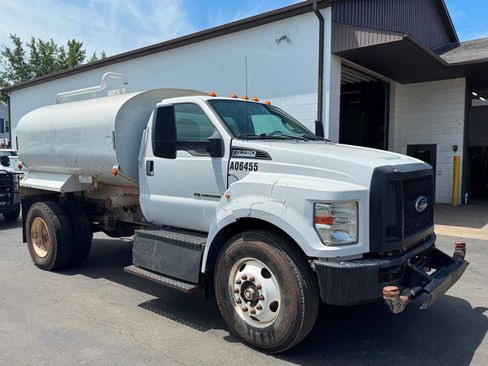 Used 2016 Ford F750 2WD Regular Cab Super Duty image 2