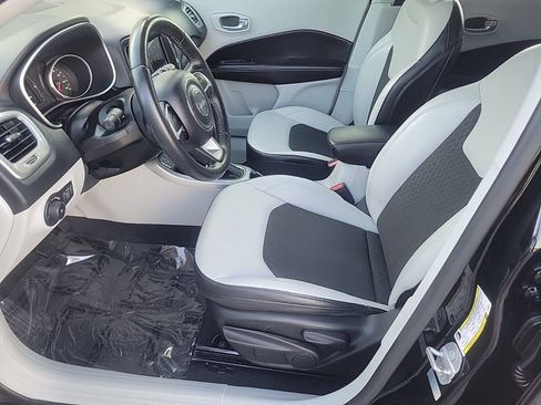 Used 2019 Jeep Compass Latitude FWD image 10