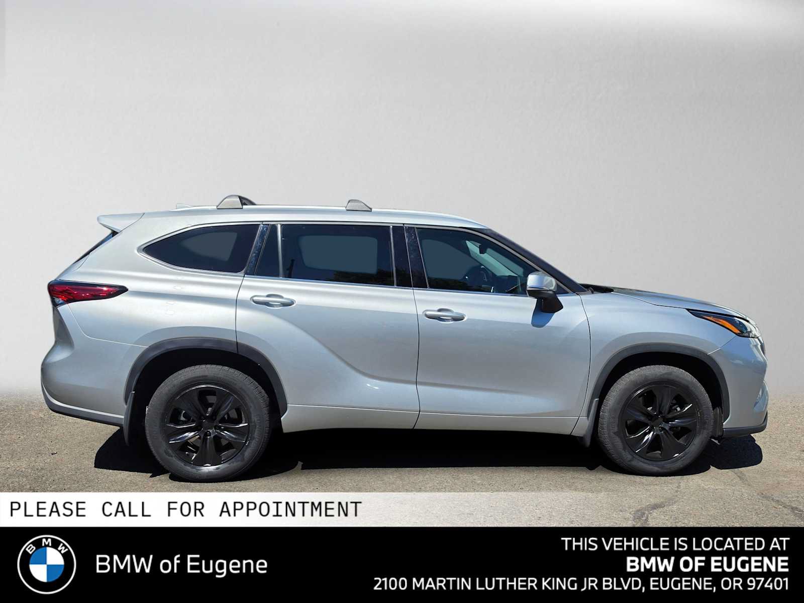 Used 2022 Toyota Highlander XLE AWD/4WD image 2