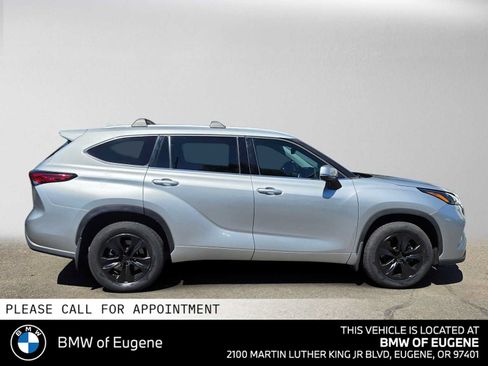 Used 2022 Toyota Highlander XLE AWD/4WD image 2