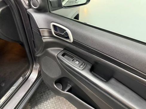 Used 2020 Jeep Grand Cherokee Limited AWD/4WD image 32
