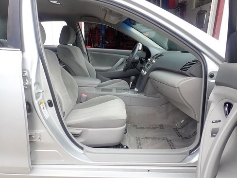 Used 2010 Toyota Camry LE image 22