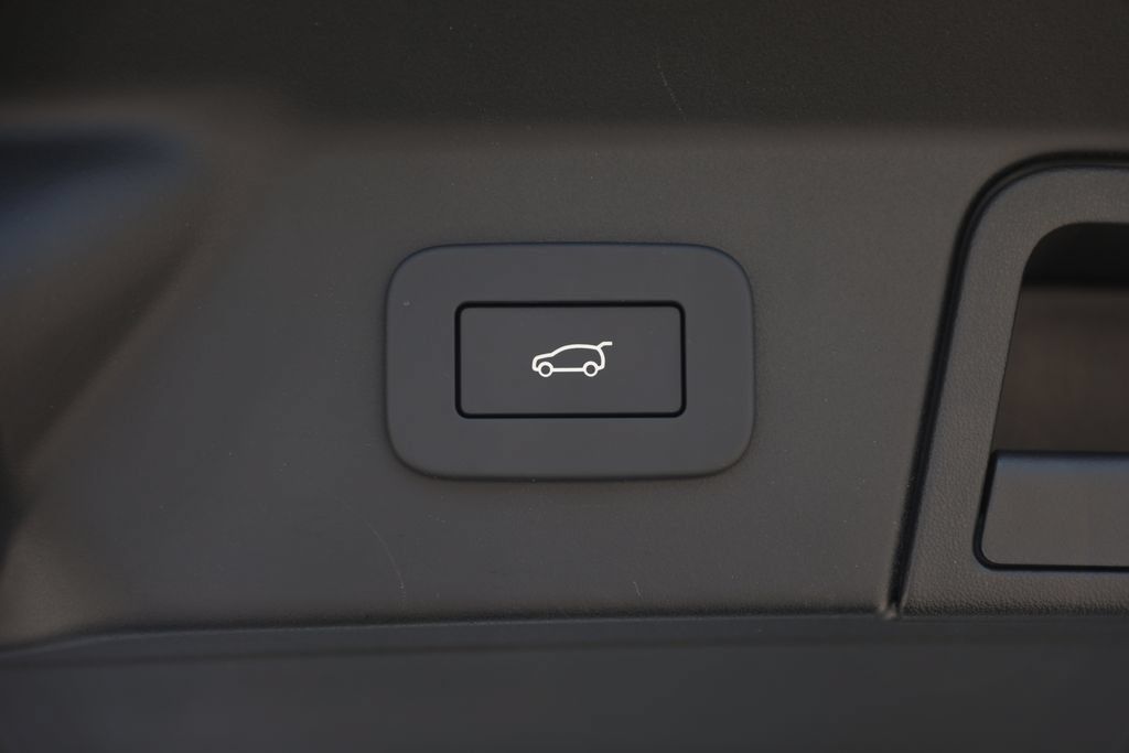 Certified 2026 Land Rover Range Rover Velar Dynamic SE AWD/4WD image 10