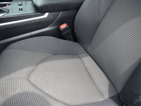 Used 2025 Toyota Highlander LE FWD image 12