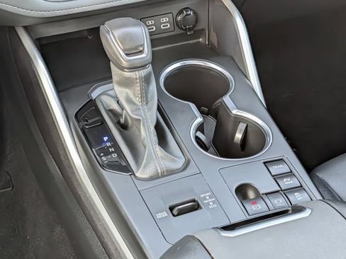 Used 2024 Toyota Highlander XLE AWD/4WD image 12