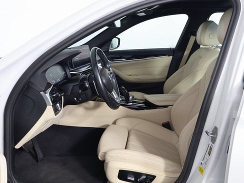 Used 2023 BMW 530i w/ Premium Package RWD image 9