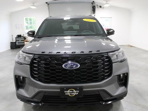 Used 2025 Ford Explorer ST-Line w/ ST-Line Street Pack AWD/4WD image 3