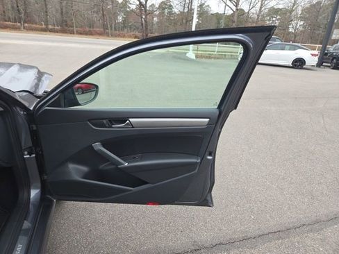 Used 2020 Volkswagen Passat 2.0T SE image 33