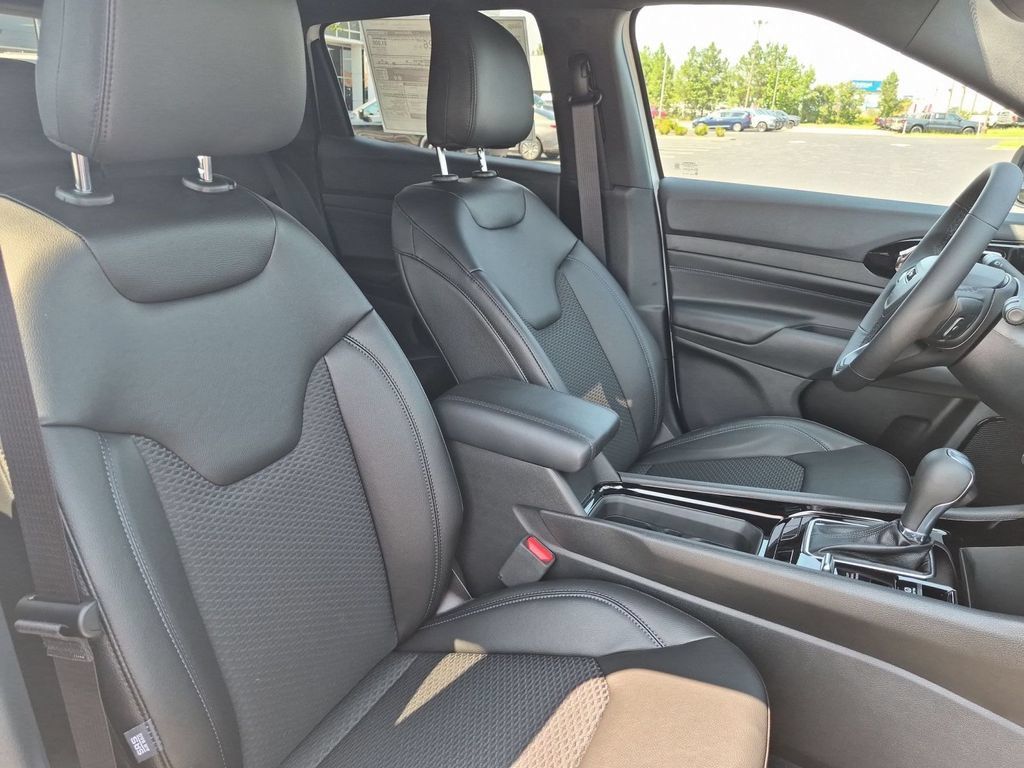 New 2026 Jeep Compass Latitude AWD/4WD image 34