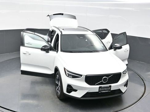 Used 2023 Volvo XC40 B5 Plus w/ Climate Package image 30