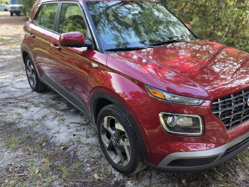 Used 2024 Hyundai Venue SEL image 1