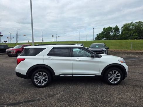 Used 2022 Ford Explorer XLT w/ Equipment Group 202A AWD/4WD image 8