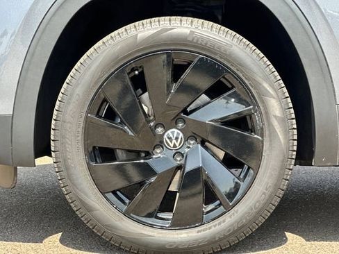 Used 2020 Volkswagen Atlas Cross Sport SE w/ Towing Package image 28