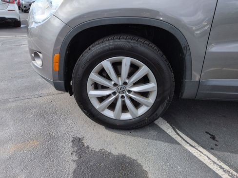 Used 2011 Volkswagen Tiguan SE image 13