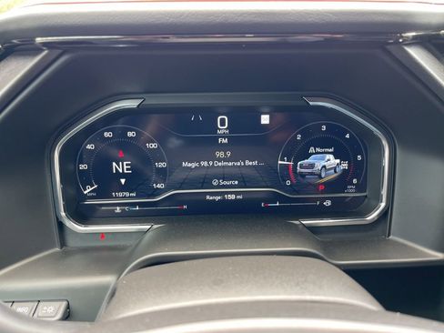 Used 2025 GMC Sierra 1500 AT4 w/ Technology Package AWD/4WD image 9