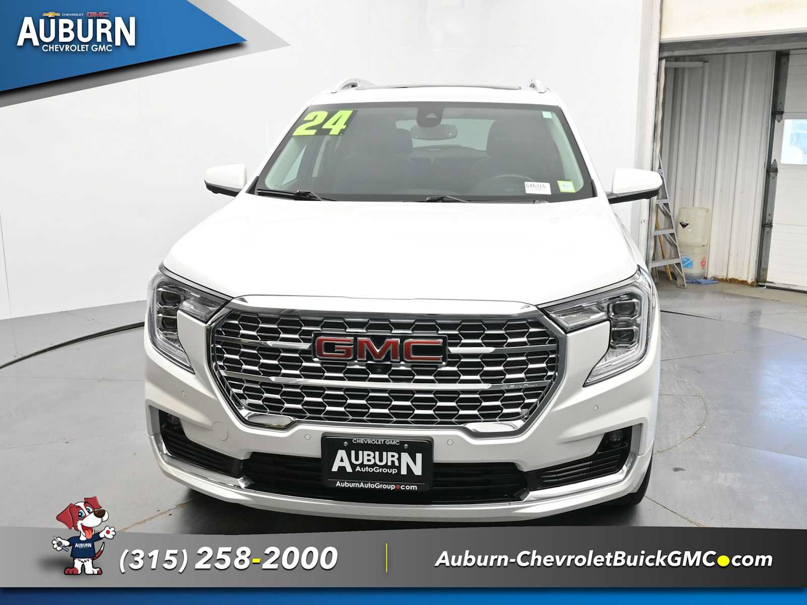 Used 2024 GMC Terrain Denali w/ Denali Premium Package AWD/4WD image 3