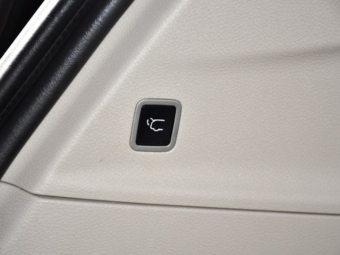 Used 2019 Chrysler Pacifica Touring-L FWD image 48