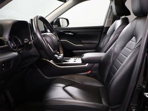 Certified 2023 Toyota Highlander XLE image 19