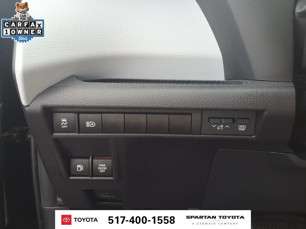 Used 2025 Toyota Sienna XLE FWD image 18
